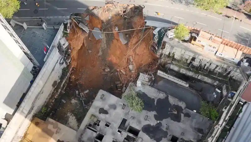 Sarıyer'de Şok Olay: Cadde çöktü, Trafik Kaosa Döndü!