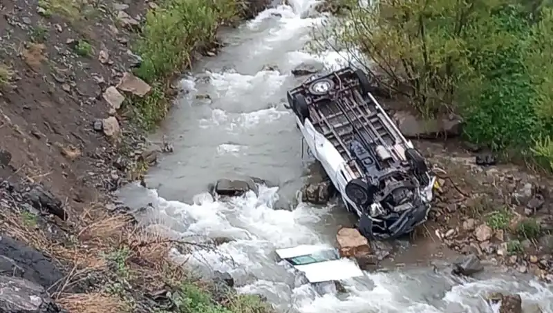 Hakkari'de Minibüs Devrildi: Derede Can Pazarı Şoku!