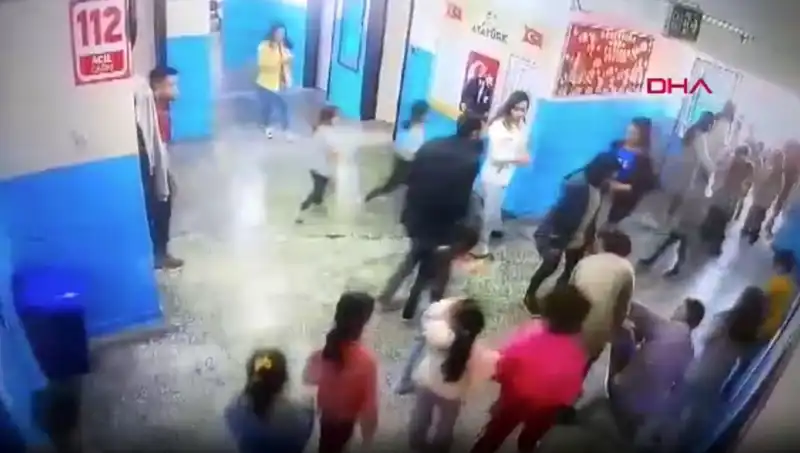 Okulda Bayılan Öğrenciyi Kurtaran Müdür Yardımcısı, Takdir Topladı