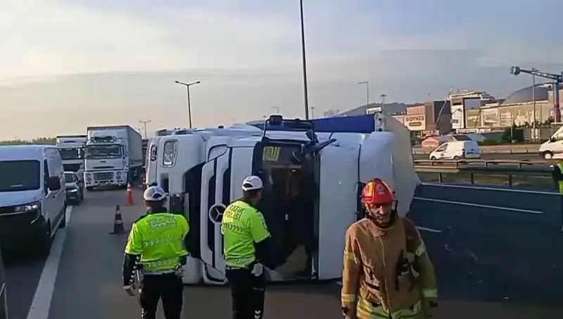 Pendik TEM Otoyolu’nda Devrilen TIR Trafiği Kilitledi, İstanbul'a Sıkışıklık Anları