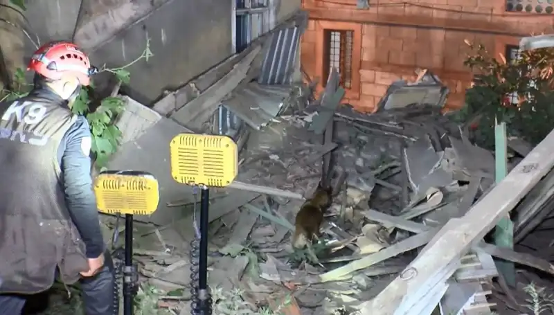 İstanbul'da Deprem Sonrası Hasar Gören Bina Çöktü: Uzmanlar Uyarıyor