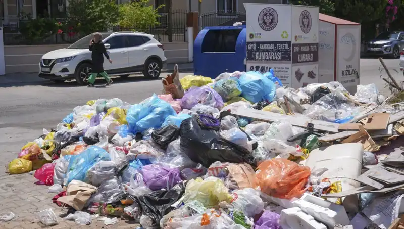 İzmir'de Çöp Krizi! Şehirde Yığınlar Halinde Biriken Atıklar Neden Oluyor?
