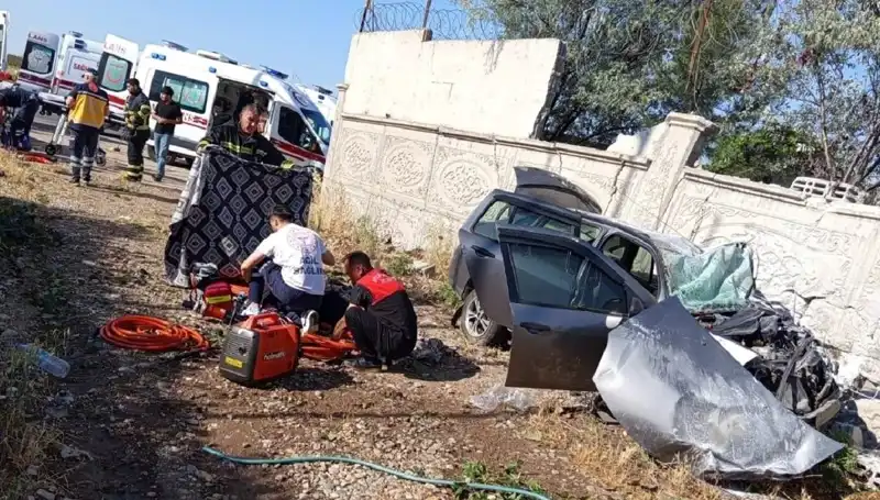Lastik Patladı, İstinat Duvarına Çarptı: Korkunç Kaza Sonrası Bir Ölü, Altı Yaralı
