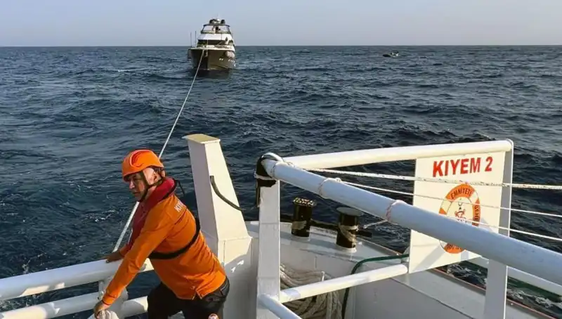 Marmaris Açıklarında Sürüklenen Tekne Kaptanı Hayatını Kurtardı