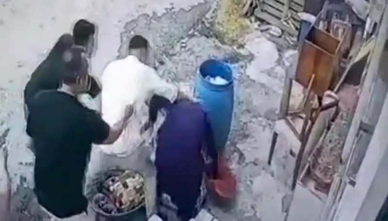 Başakşehir'de Baba Oğulun "Bidon" Kavgası: 58 Yaşındaki Kadının Darbedilmesi