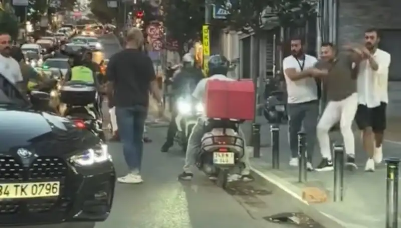 Nişantaşı'nda Cadde Ortasında Sopalı Kavga: Kadına Yönelik Saldırı!