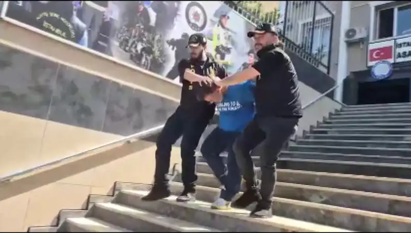 Ümraniye'de 600 Bin Liralık Gasp Olayı: Suçlular Kız Arkadaşlarına Bilezik Alırken Yakalandı!