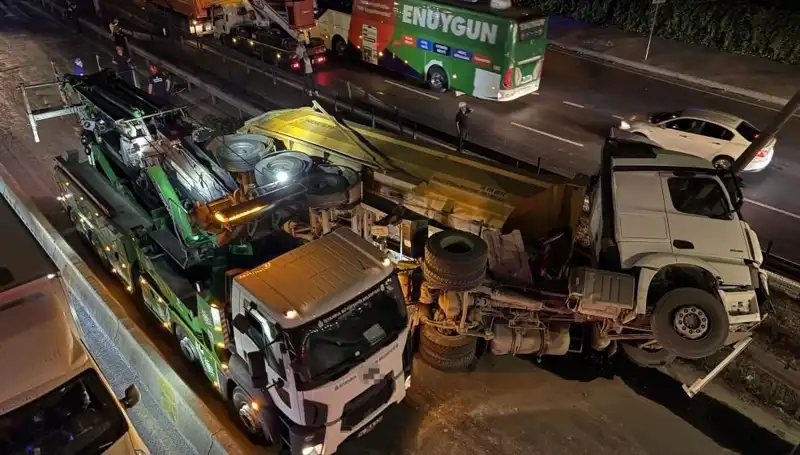 Devrilen hafriyat kamyonu trafiği felç etti: Olayın detayları burada