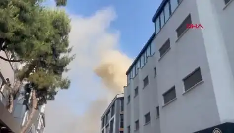 İstanbul'da 4 Katlı İş Merkezinde Çıkan Yangın Panik Yarattı