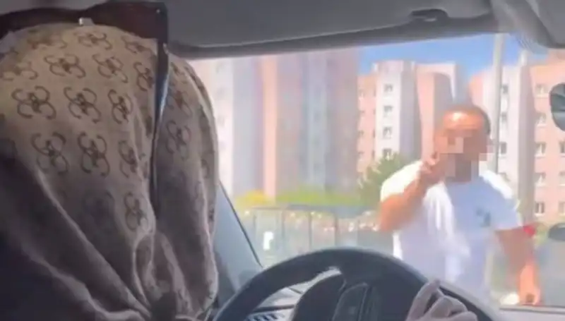 Trafikte Dehşet Anları! Aracın Camını Yumruklayan Sürücü Görüntülendi