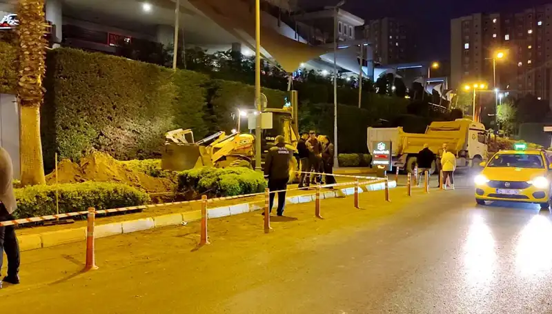 Küçükçekmece'de Doğal Gaz Borusu Patladı: Ekipler Harekete Geçti
