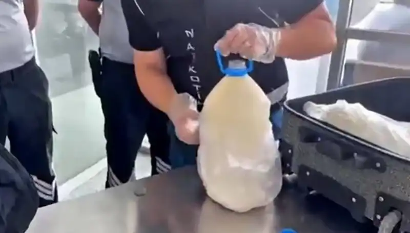 Havalimanında Şok: 12 Kilo 800 Gram Uyuşturucu Süt Şişesinde Yakalandı!