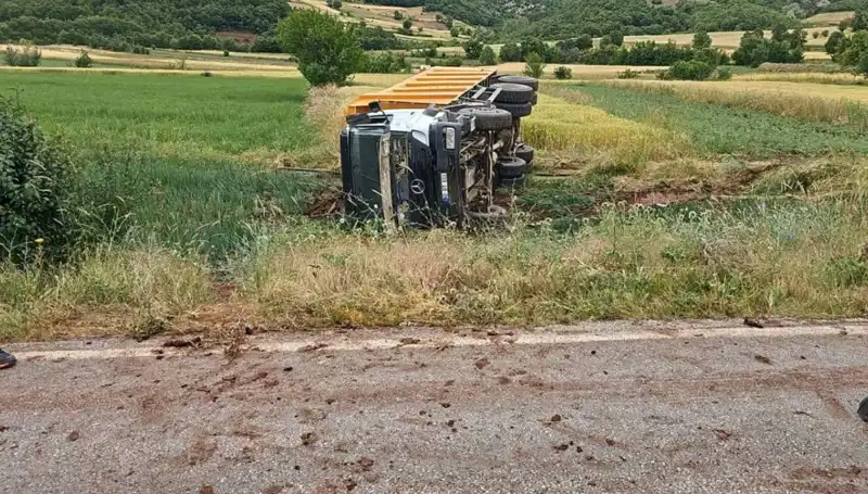 Tokat'ta Devrilen Kamyonun Şoförü Hayatını Kaybetti: Feci Kaza Detayları