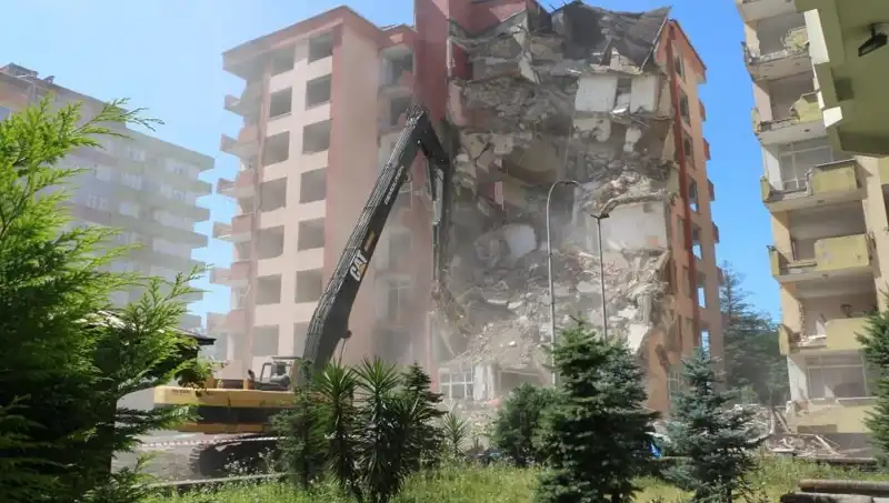 Dalgalar Yıkıma Neden Oldu: İki Bina Hızla Yerle Bir Edildi