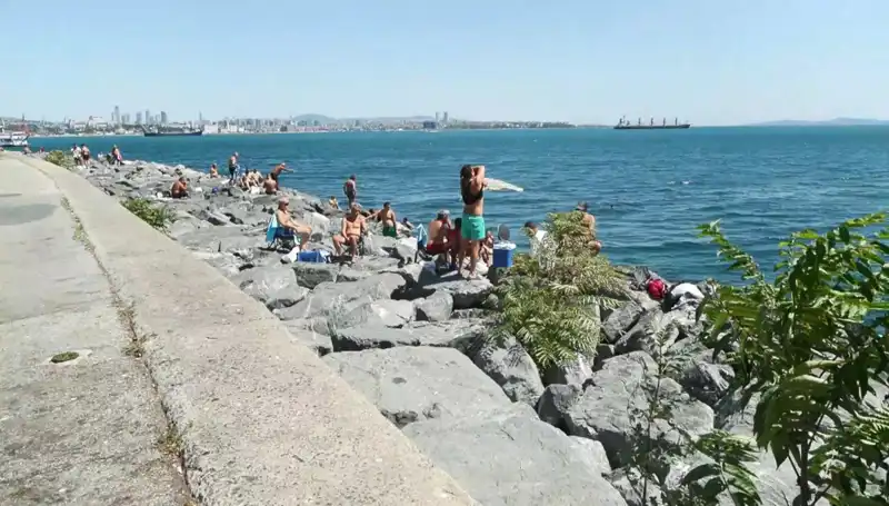 İstanbul'da Özgür Güneş: Hava Isındı, Sahiller Dolup Taştı