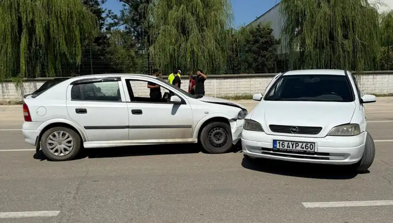 İki Otomobil Çarpıştı: Kaza Sonucu İki Yaralı