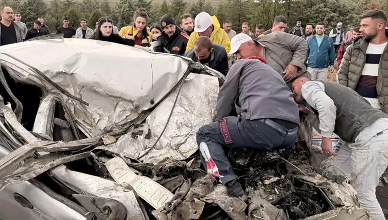 TIR ile Çarpışan Araç Kağıt Gibi Ezildi, Kazada Neler Oldu?