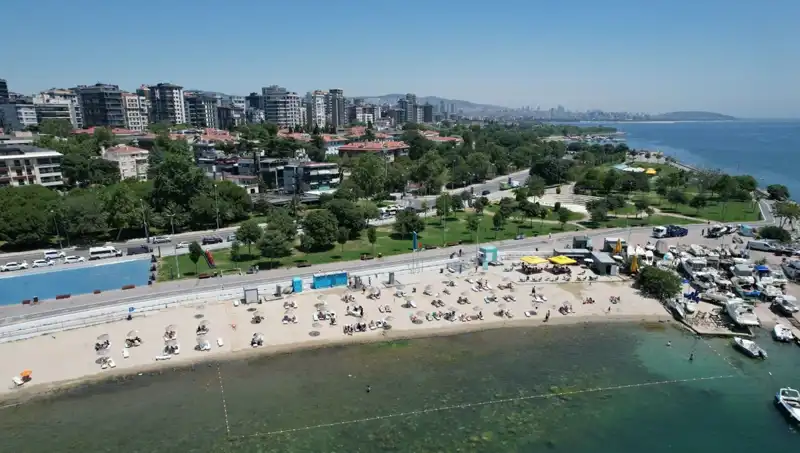 İstanbul Sıcakları Etkisini Gösterdi: Caddebostan Sahili Dolu Sıcak Günler Yaşadı