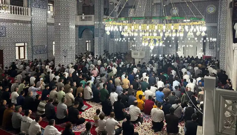 Iğdır'da İlk Bayram Namazı Coşkuyla Kılındı: İslam Birliğinin Simbolü!
