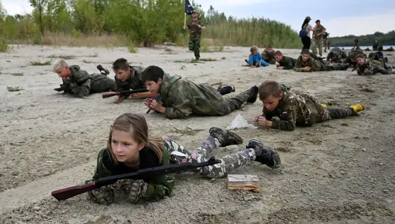 8 Yaşındaki Rus Çocuklar Askeri Eğitim Alıyor: Savaşın Karanlık Yüzü