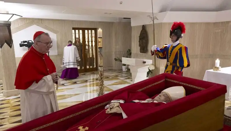 Papa'nın Tabutundaki Fotoğraflar Dünyayı Şaşırttı: Yeni Detaylar Ortaya Çıktı