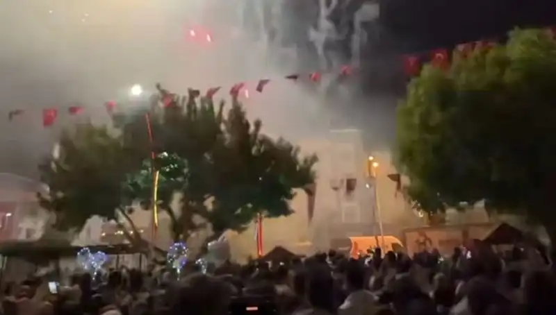 Havai Fişek Gösterisi Sonrası Yaşanan Şok Olay: Hastanelik Olma İddiaları