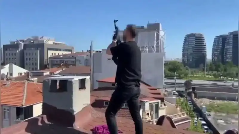 İstanbul'da İnanılmaz Polise Operasyon: Çatıdan Bacaya Kaçış!