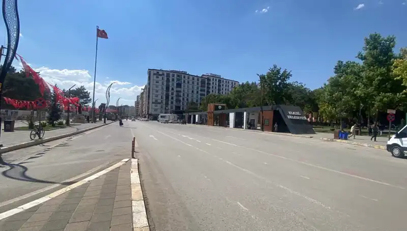 Elazığ'da Sokaklar Dışında Kalabalık Bir Sessizlik Hakim