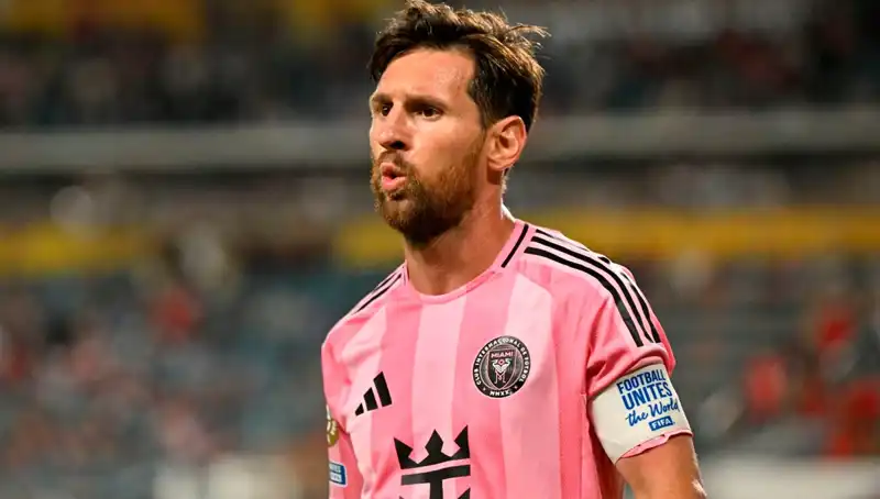 Messi’nin Debut Maçında Heyecan: Son Dakika Şutu Direkten Döndü!