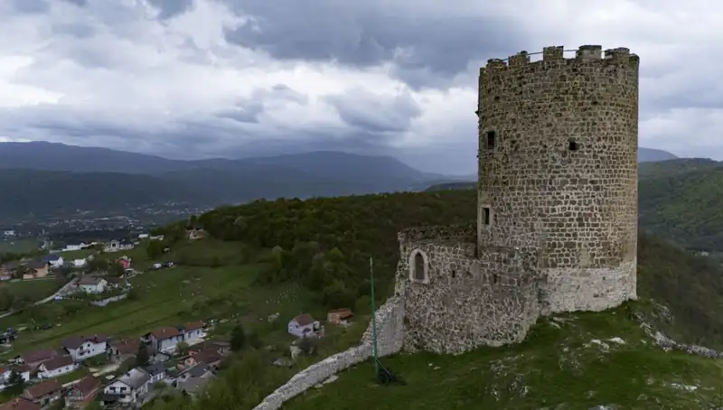 Bosna Hersek'in Gizli Hazinesi: Sokolac Kalesi Zamanla Nasıl Ayakta Kalıyor?