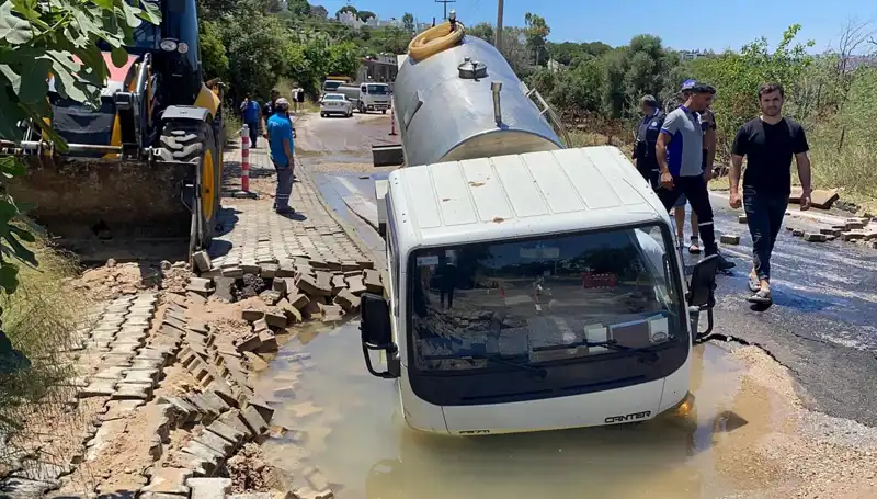 Bodrum'da Su Hattı Patladı, Tanker Çukura Düşünce Kaos Ortaya Çıktı