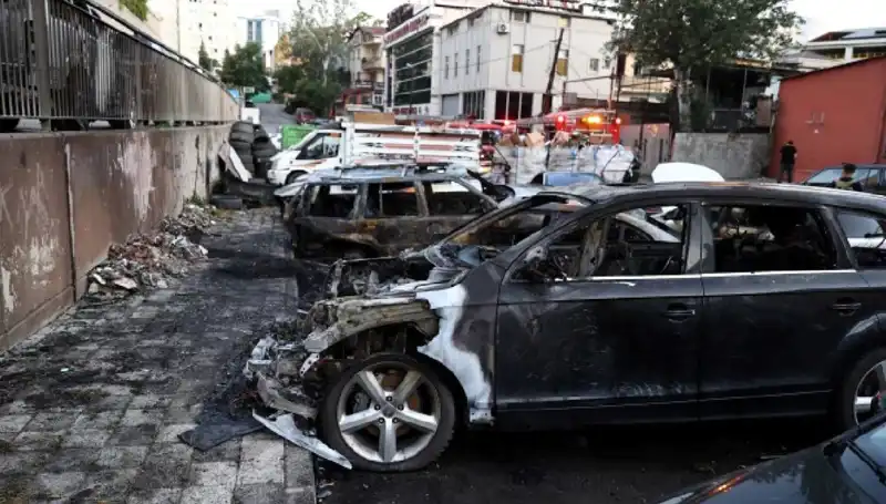Sanayi Bölgesinde Depo Yangını: Tamir Bekleyen Araçlar Alev Alev Yandı