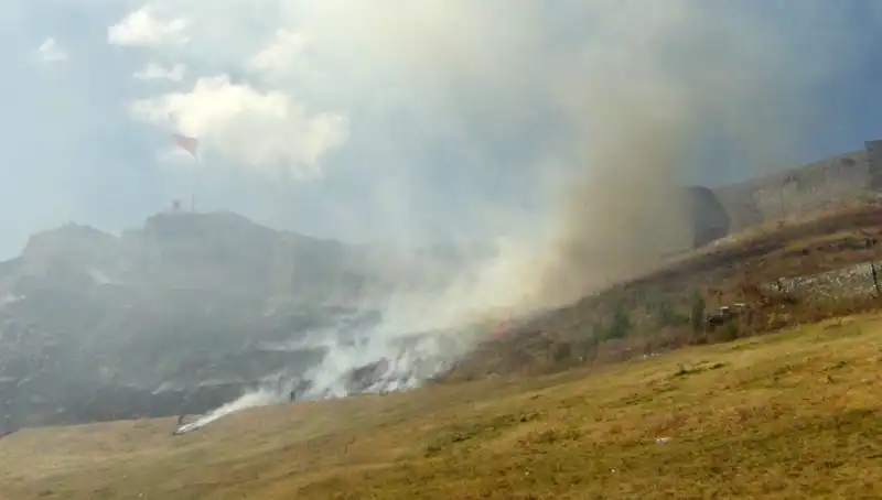 Kars Kalesi'nin Eteklerinde Yangın Paniği: Anız Yangını Kontrol Altına Alındı