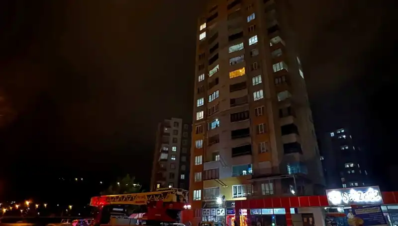 Yıldırım Apartmanın Çatısını Vurdu, Sarsıcı Anlar Kameralara Yansıdı