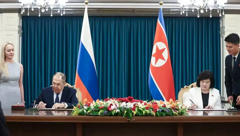 Lavrov ve Kuzey Koreli Mevkidaşı: Jeopolitik Gelişmeler Üzerine Tarihi Buluşma