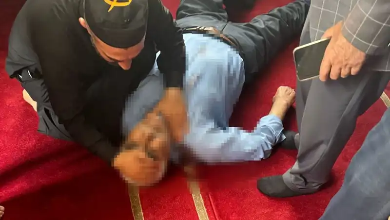 Camide Namaz Kılarken Bıçaklı Saldırı: Toplumda Şok Etkisi Yarattı