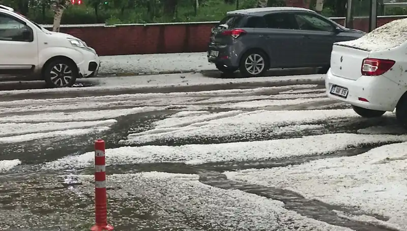 Ardahan’da Dolu Yağışı Şehri Beyaza Bürüdü: Doğa Savaşına Tanıklık Edin!