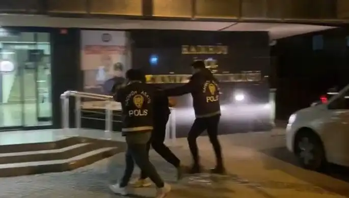 Galatasaray Taraftarına Saldıran Şahıs, Polisi Kurtaramadı: Yakalandı!