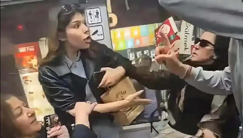 Tramvayda Genç Kadınlar Arasında Yer Kavgası: Tekmeler ve Küfürler Havada Uçuştu