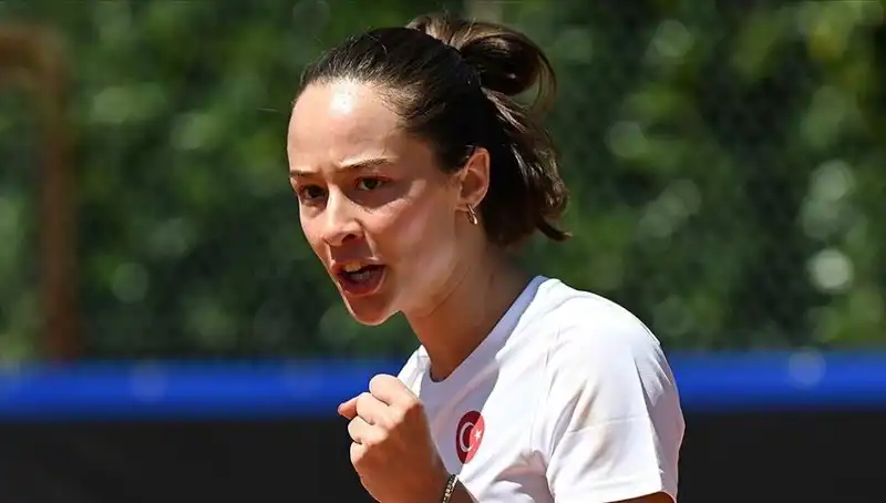 Türkiye'nin Gururu Zeynep Sönmez, Tenis Finalinde Hayalleri Gerçekleştiriyor