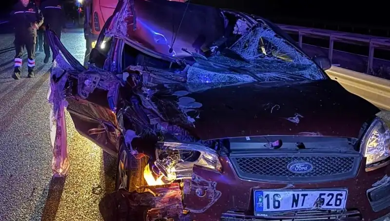 Afyonkarahisar'da Otomobil ve TIR Çarpıştı: 4 Kişi Yaralandı, Olayın Detayları Şok Edici