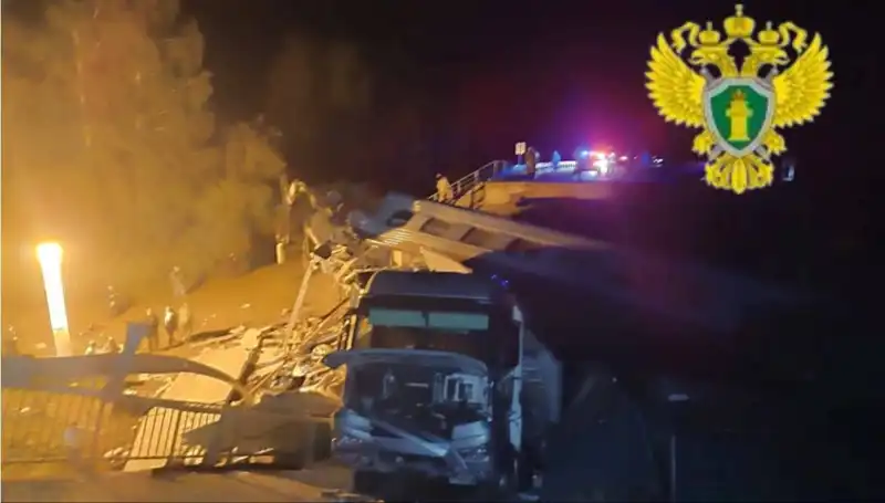 Rusya'da Köprü Çöktü: Trenin Üzerine Düşen Yapı Can Aldı!