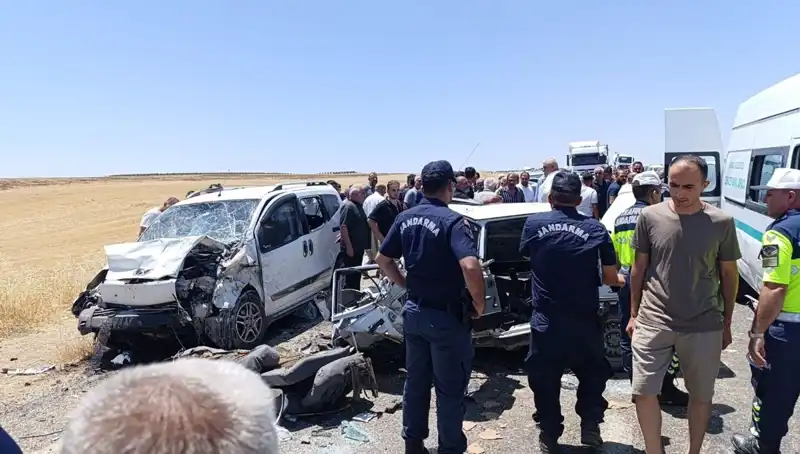 Otomobil ile Hafif Ticari Araç Çarpıştı: 4 Kişi Hayatını Kaybetti, 1 Yaralı