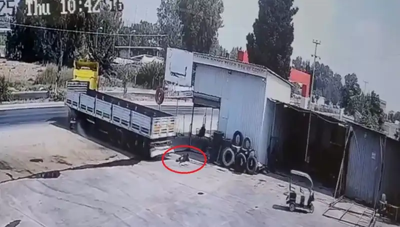 Genç İşçinin Hayatı Korkunç Bir Kaza ile Son Buldu: 16 Yaşındaki Çocuk TIR'ın Altında Kaldı