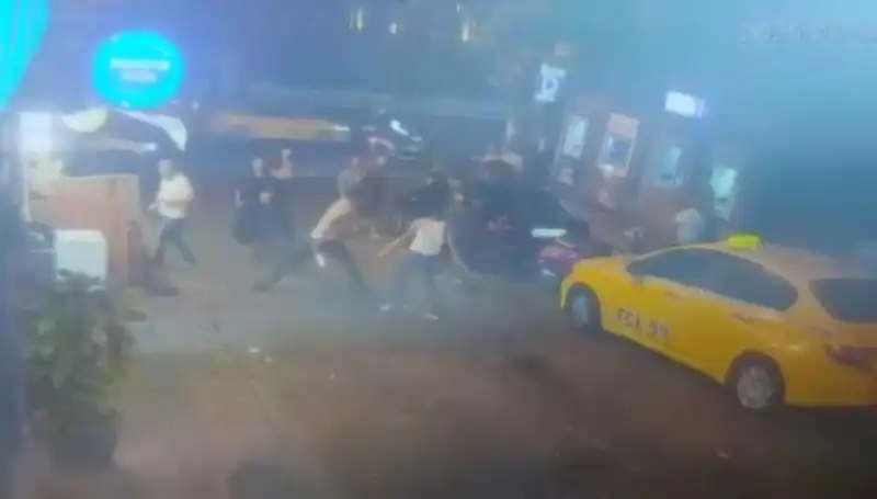 Beyoğlu'nda Laf Atma Kavgasında Kanlı Gerginlik Yaşandı