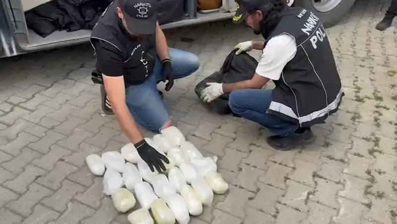 Yolcu Valizinde 13 Kilo Metamfetamin ile Yakalandı: Uyuşturucu Ticareti Çetelesi!