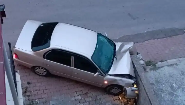 Kontrolünü Kaybeden Araç Duvara Çarptı: Üç Yaralı