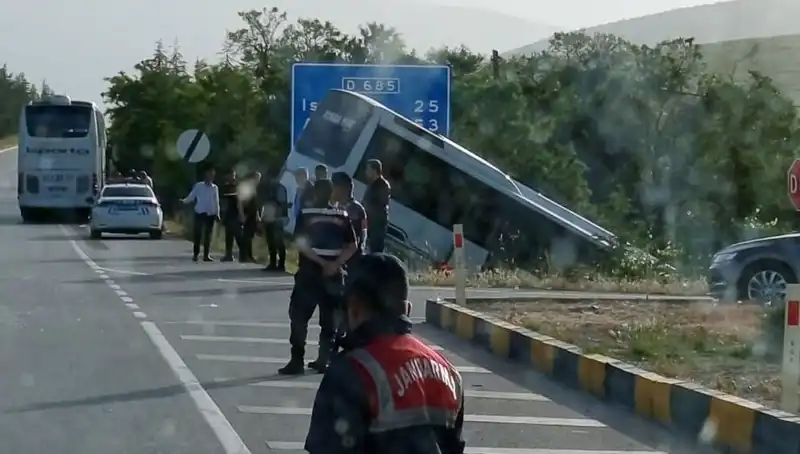 Isparta'da Tur Otobüsü ile Yolcu Otobüsü Çarpıştı: Yaralılar Hakkında Son Gelişmeler